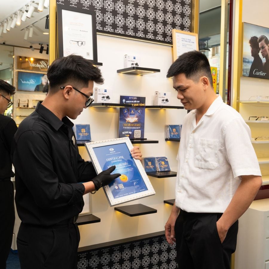 Giấy chứng nhận từ các thương hiệu quốc tế đều xuất hiện tại showroom Kính Hải Triều