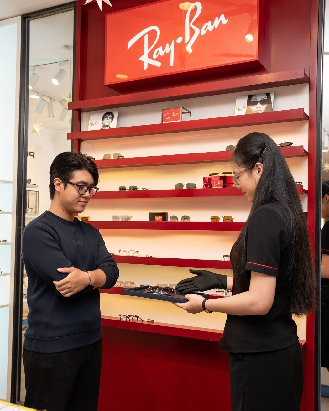 Khách hàng mua sắm tại showroom Hải Triều