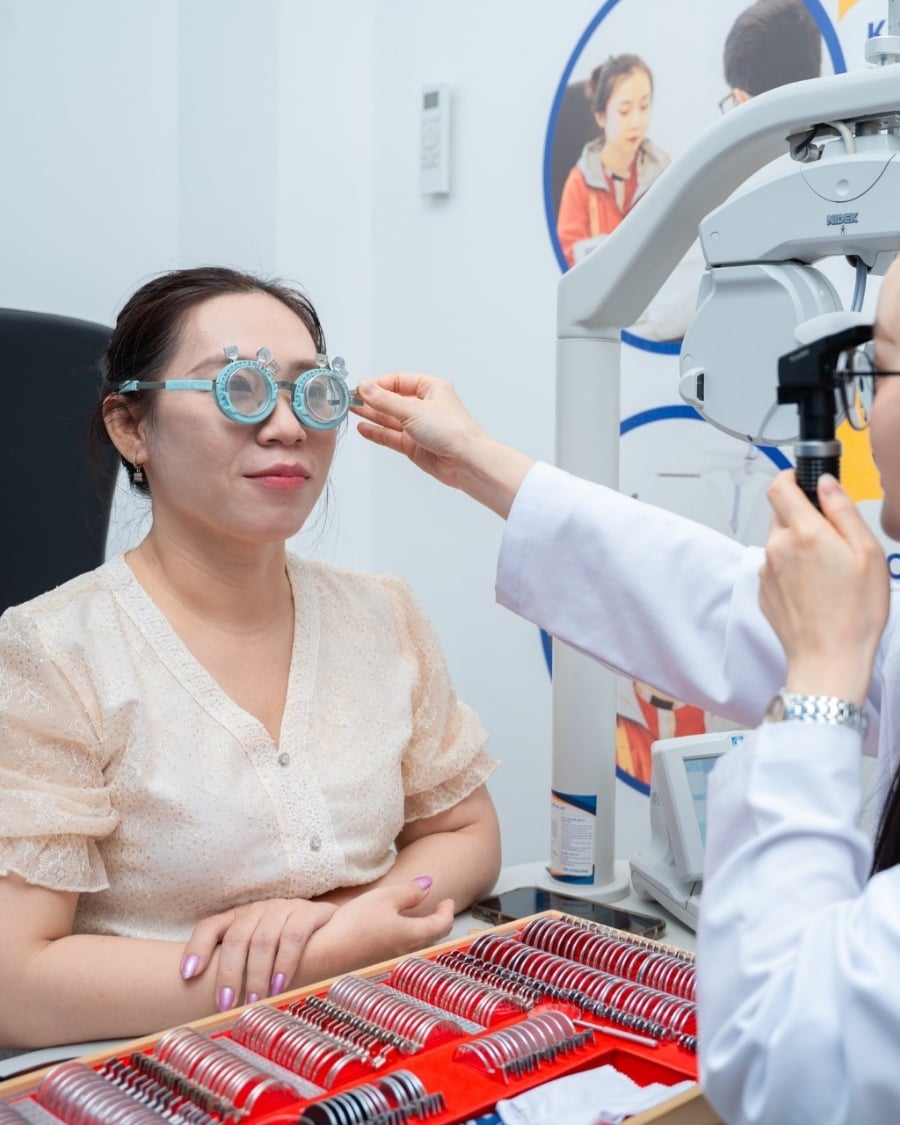 Kính Hải Triều thông báo lịch nghỉ Tết Bính Ngọ 2026 (4) Quy trình đo mắt tại Kính Hải Triều