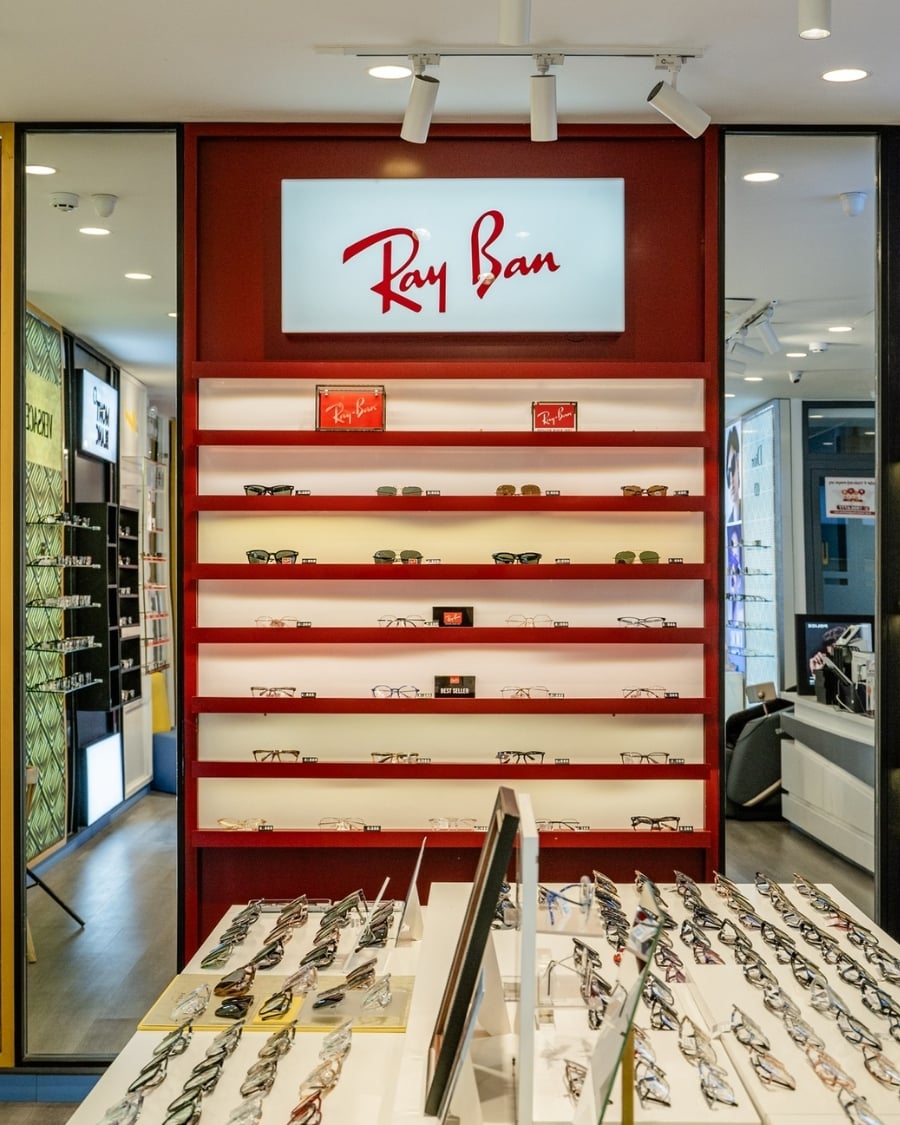 Kính Hải Triều thông báo lịch nghỉ Tết Bính Ngọ 2026 (6) Kệ trưng kính RayBan tại showroom Kính Hải Triều