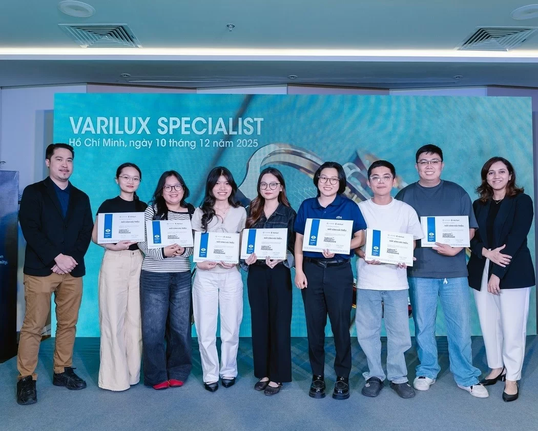 Đội ngũ Kính Hải Triều tham gia buổi đào tạo của đại diện tập đoàn Essilor Luxottica