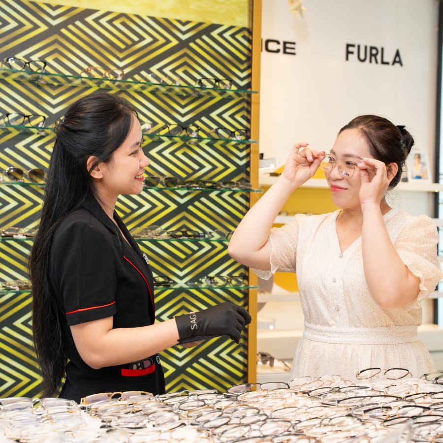 Nữ khách hàng chọn chiếc kính phù hợp với khuôn mặt tại cửa hàng Kính Hải Triều