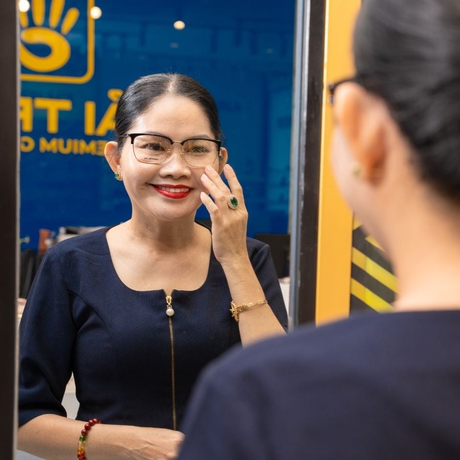 Quan sát qua gương để xác định dáng mặt