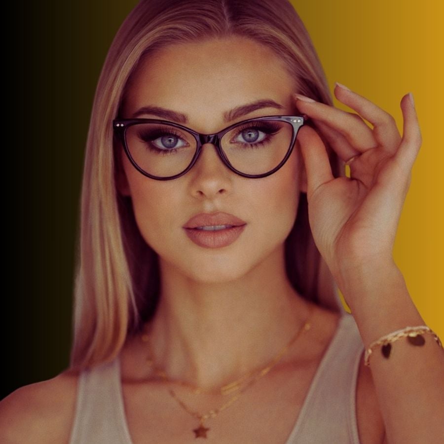 Nữ mặt vuông đeo kính mắt mèo sắc sảo