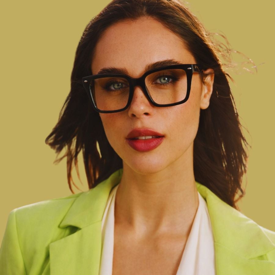Nữ mặt dài đeo kính vuông giúp khuôn mặt cân đối hơn