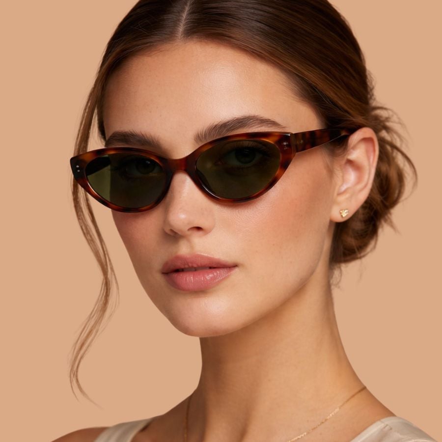 Nữ mặt trái xoan mang kính mắt mèo quyến rũ