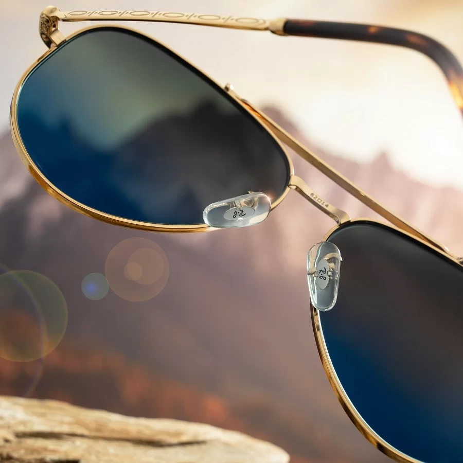 Bạn có thể điều chỉnh ve mũi của gọng kim loại, nhưng với gọng nhựa thì không.