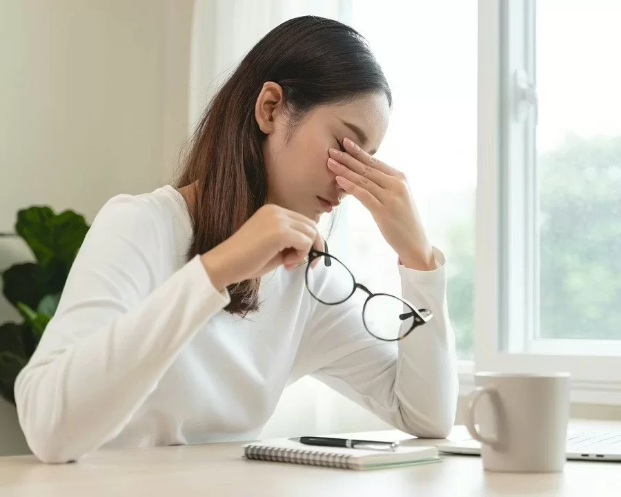 Giảm cận thị 3-4 độ tại nhà có được không? 9 cách kiểm soát không cần phẫu thuật (5) Chủ động chớp mắt là cách để bạn duy trì độ ẩm cho mắt