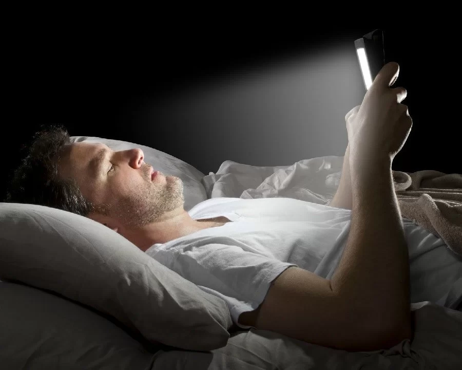 Giảm cận thị 3-4 độ tại nhà có được không? 9 cách kiểm soát không cần phẫu thuật (6) Không nên sử dụng các thiết bị điện tử trước khi đi ngủ