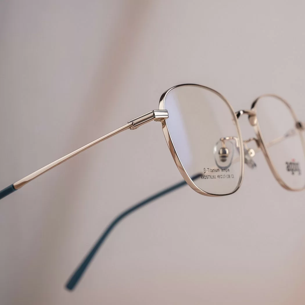 Nên tránh dùng gọng kính mỏng nếu bạn là người có độ cận nặng