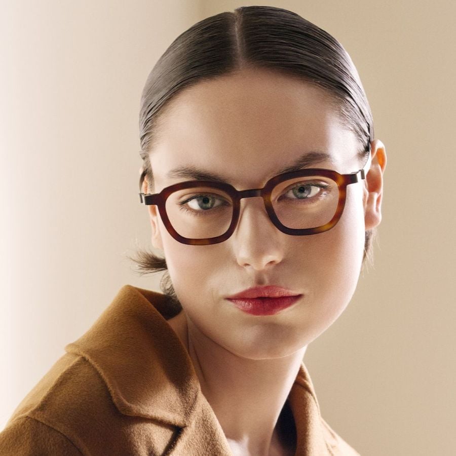 Cô gái đeo kính Acetate bản to đầy cá tính và hiện đại