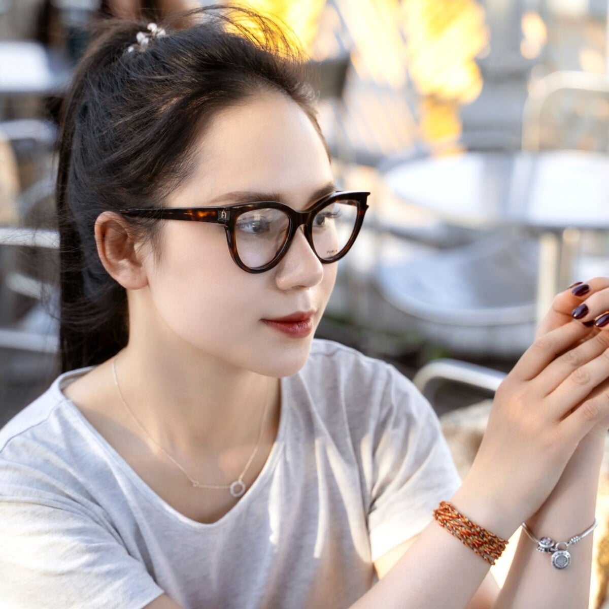 Gương mặt nữ tròn trở nên sắc sảo hơn với gọng mắt mèo