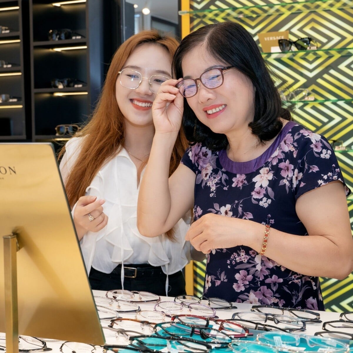 Nữ mặt tròn đeo kính chữ nhật trẻ trung, hiện đại