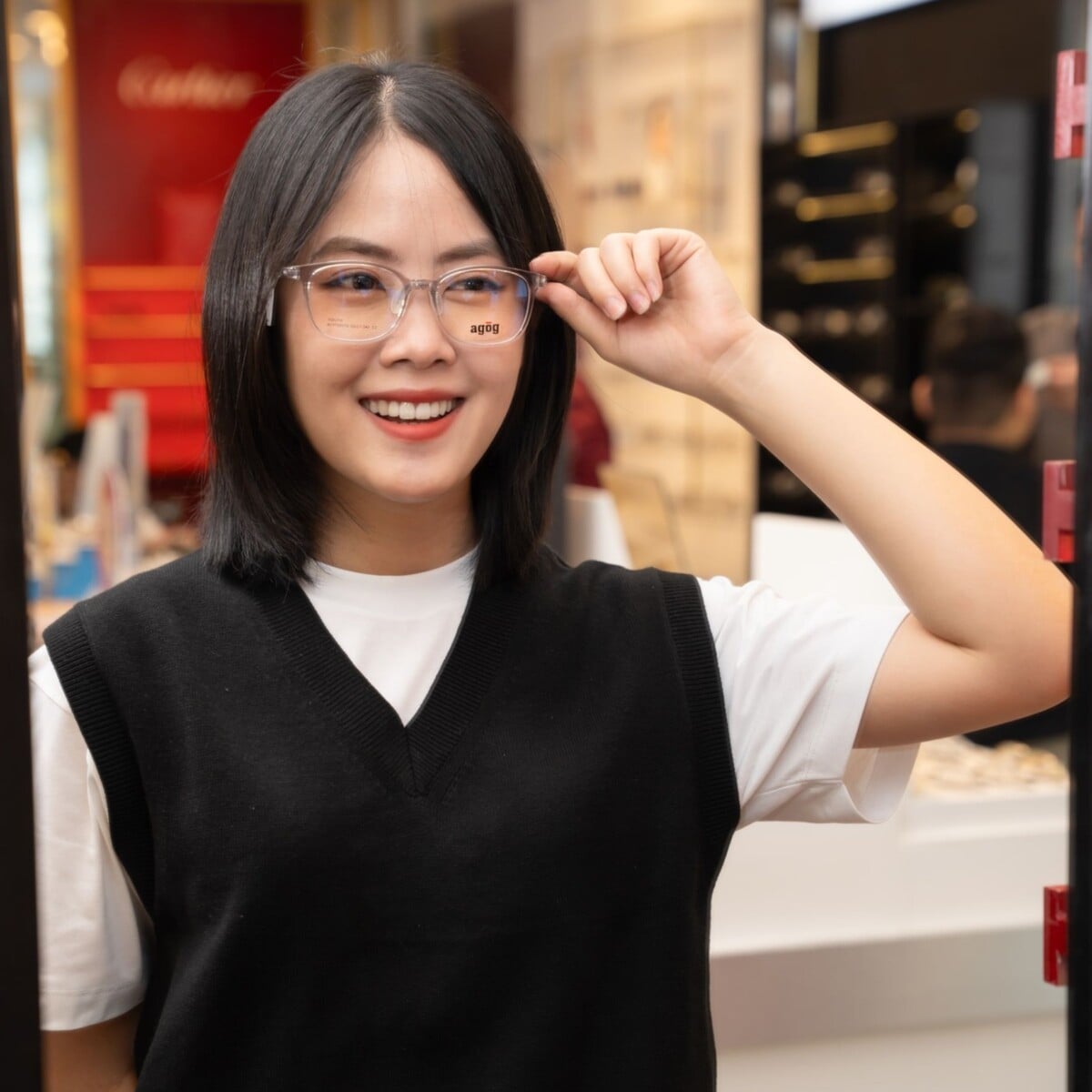 Nữ mặt tròn đeo kính gọng vuông bản to cực hợp