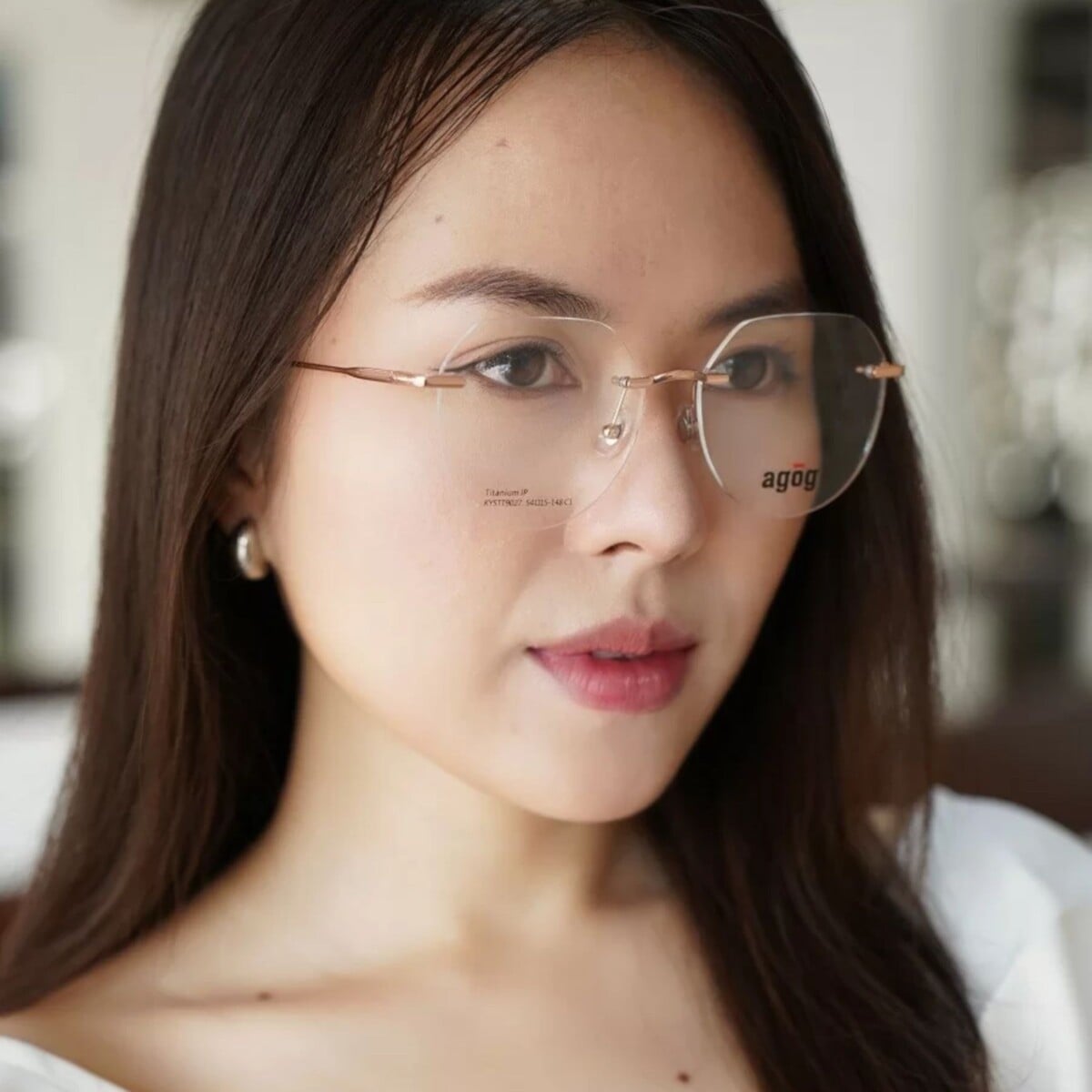 Gọng kính đa giác mảnh mang phong cách công sở