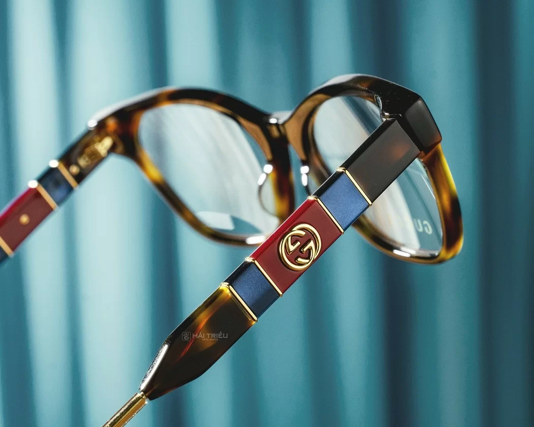 Mắt kính Gucci sở hữu nhiều chi tiết nhận diện đặc trưng