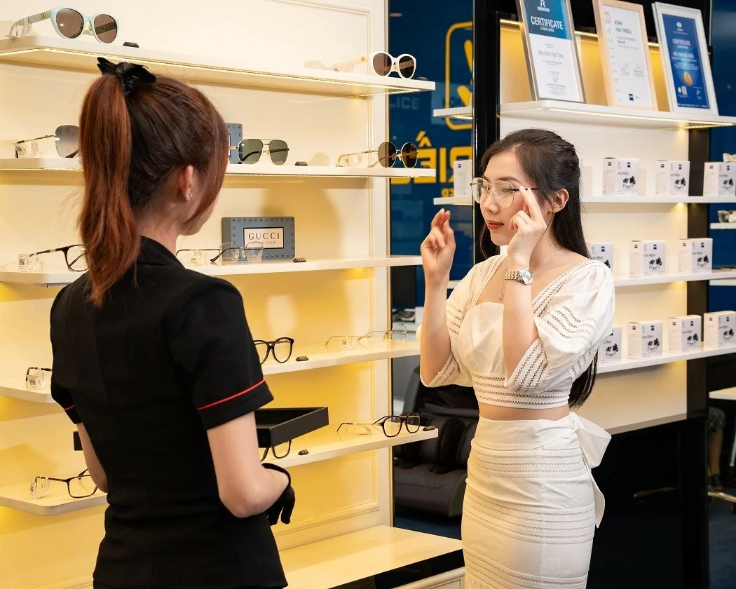 Khách hàng mua sắm kính Gucci tại showroom Kính Hải Triều