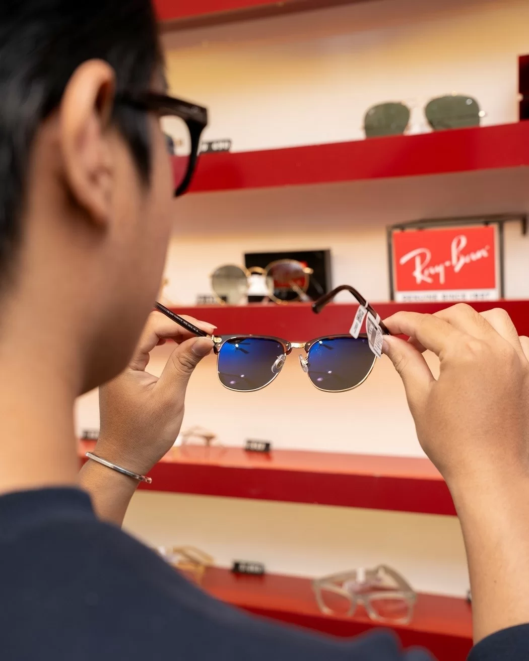 Khách hàng có thể tìm thấy những bộ sưu tập kính râm RayBan mới nhất tại showroom