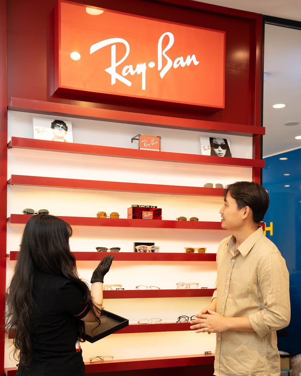 Đội ngũ tư vấn viên giàu chuyên môn giúp bạn tìm ra mẫu kính RayBan phù hợp