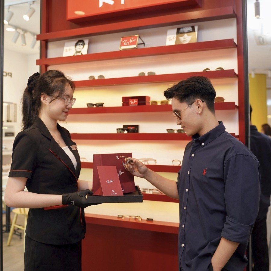 Khách hàng mua RayBan tại đại lý ủy quyền