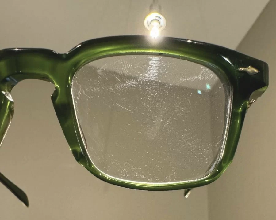 Hiện tượng nứt mạng nhện (Cazing) trên bề mặt tròng kính