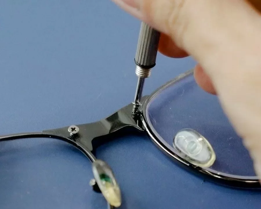 Không nên tự ý tháo tròng ở nhà nếu không có đủ kiến thức và dụng cụ cần thiết