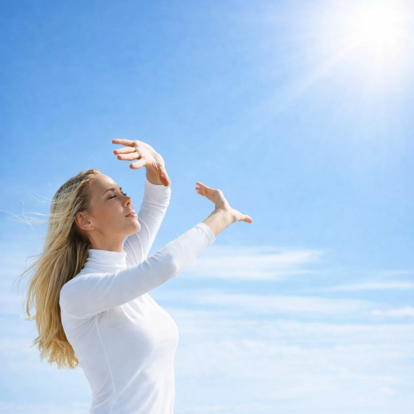 Cô gái đứng dưới ánh nắng mặt trời, tiếp xúc trực tiếp với tia UV