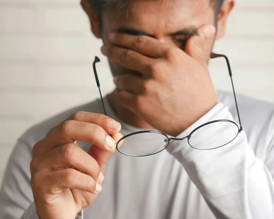 Dựa vào những triệu chứng thường ngày để bạn cân nhắc có nên kiểm tra mắt hay không