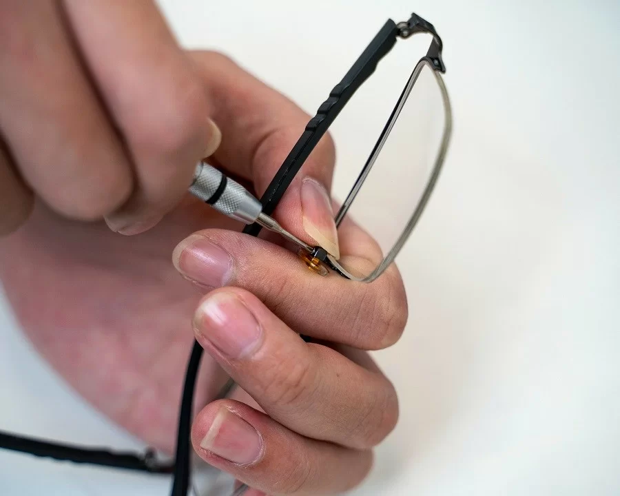 Bạn nên tìm tới các địa chỉ uy tín để căn chỉnh khung kính trong trường hợp bị xô lệch