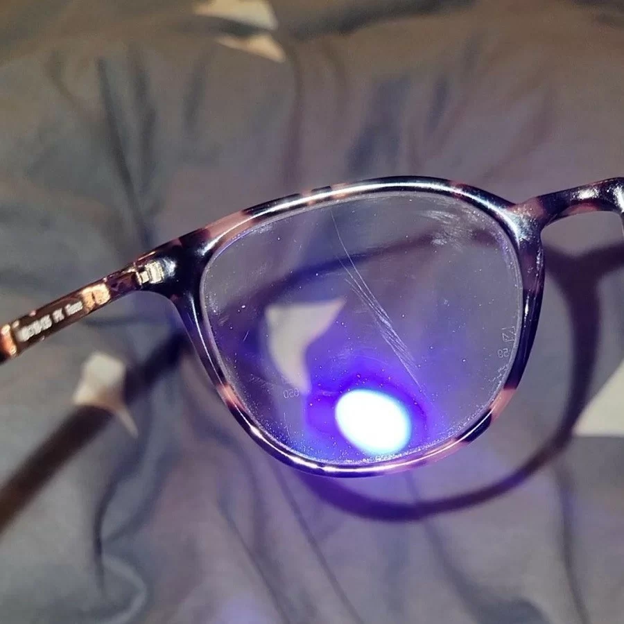 Sử dụng hóa chất quá mạnh gây nên những vết loang lổ trên bề mặt tròng kính