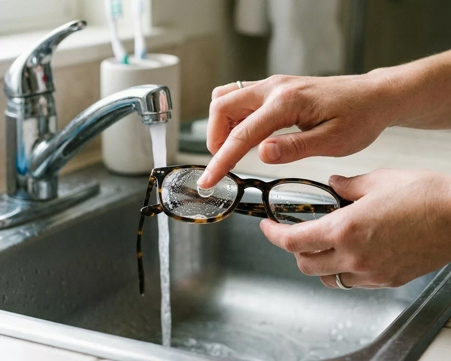 Dùng xà phòng dịu nhẹ xoa đều lên bề mặt tròng kính để làm sạch các vết bẩn