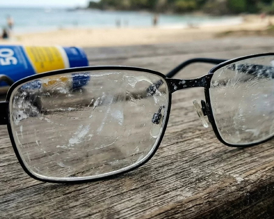 Kem chống nắng/mỹ phẩm là một trong số tác nhân gây nên các vết bẩn khó chịu trên kính