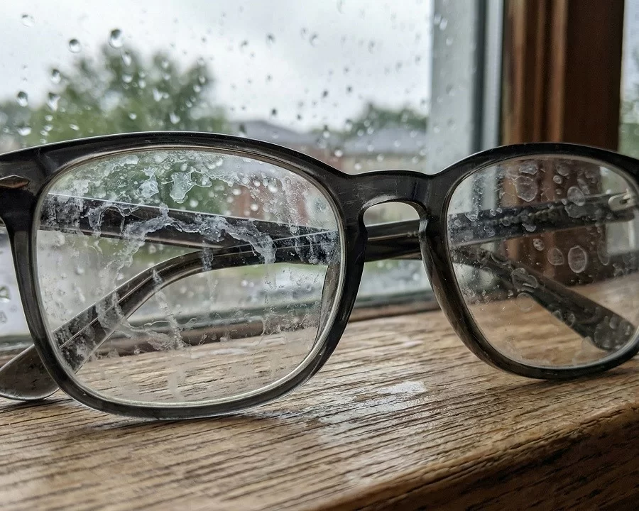 Sai lầm thường gặp khi vệ sinh mắt kính là để kính tự khô sau khi di chuyển ngoài trời mưa