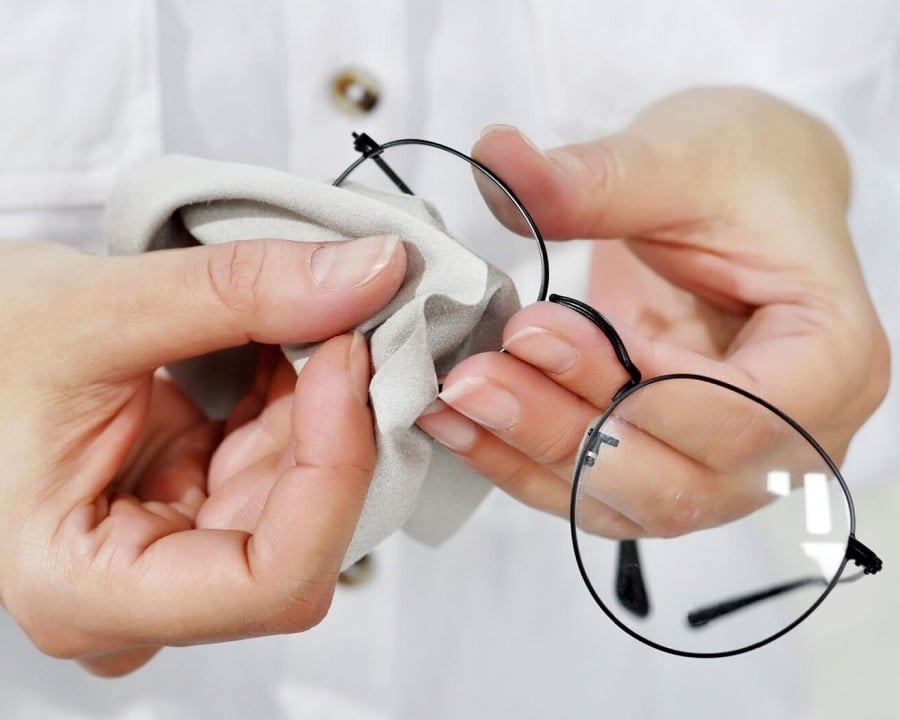 Vệ sinh mắt kính đúng cách tại nhà: Bí quyết từ chuyên gia