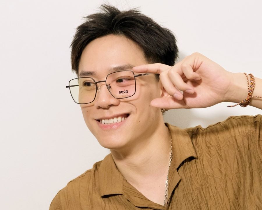 Mẫu nam đeo kính đa giác trẻ trung và tươi tắn