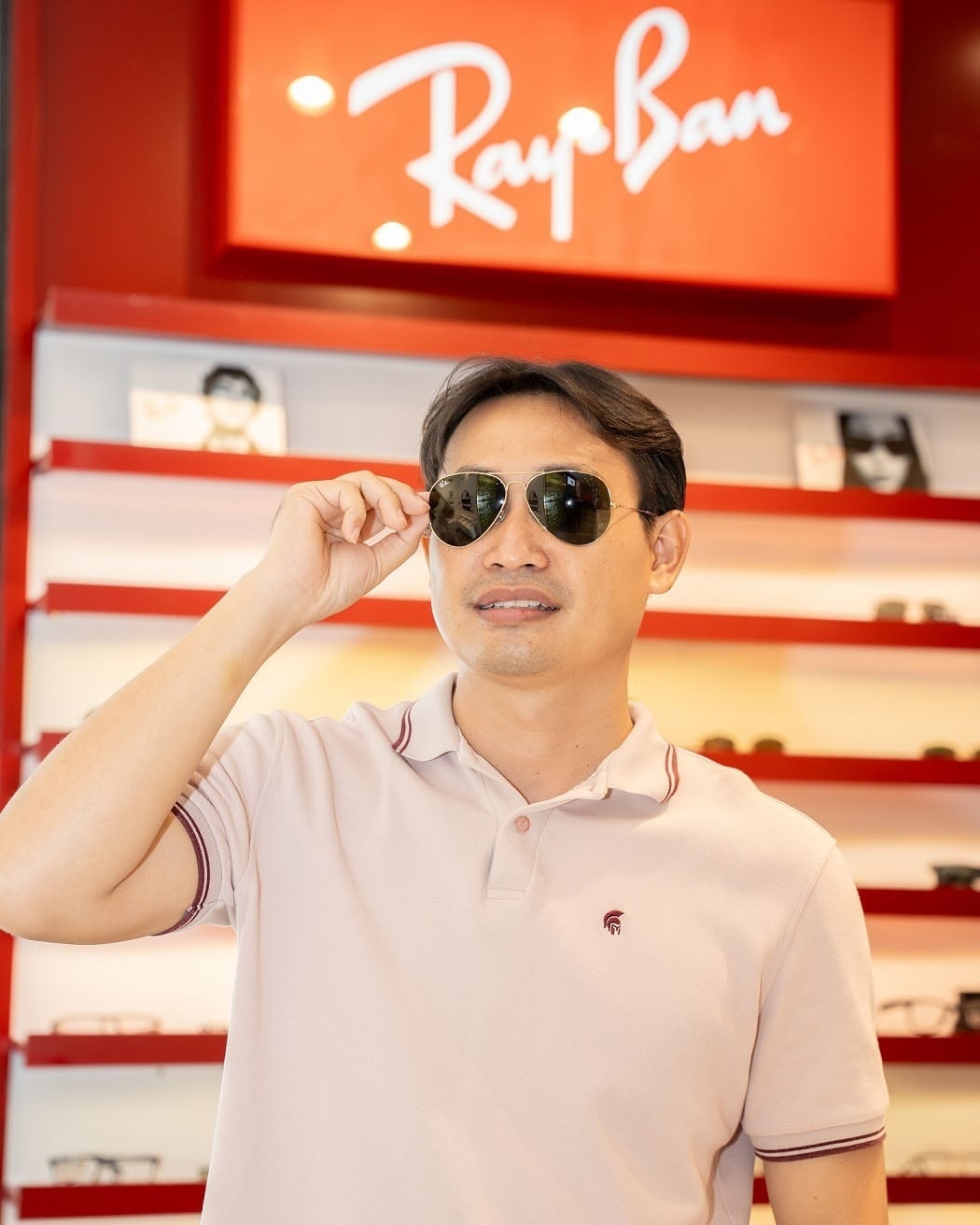 Khách hàng thử kính tại showroom