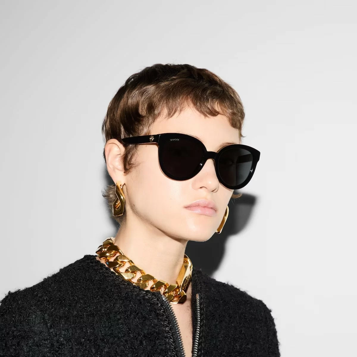 Người mặt vuông hợp với kính mắt mèo