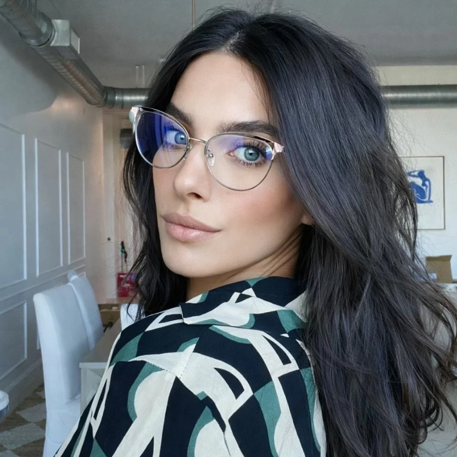 Kính mắt mèo hợp với khuôn mặt nào? Cách chọn để đeo đẹp hơn (13) Cô gái đeo kính mắt mèo gọng kim loại đầy tinh tế