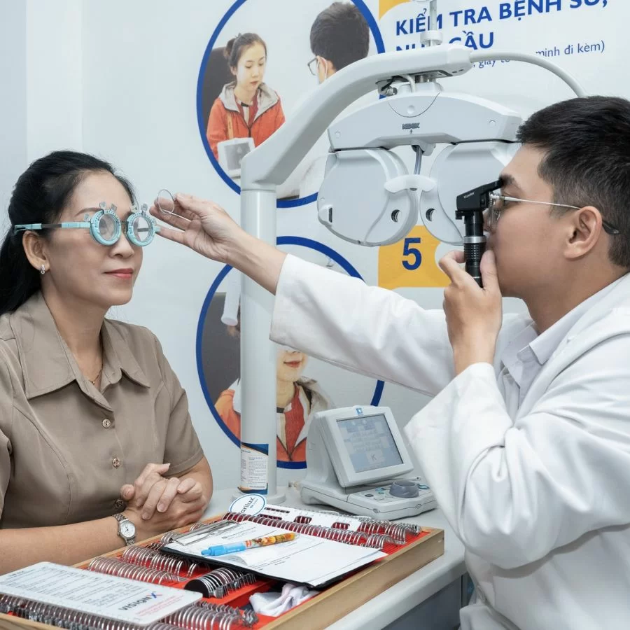 Kính mắt mèo hợp với khuôn mặt nào? Cách chọn để đeo đẹp hơn (14) Chuyên viên Kính Hải Triều đo mắt cận cho khách hàng