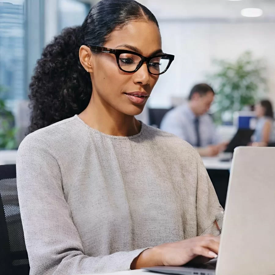 Kính mắt mèo hợp với khuôn mặt nào? Cách chọn để đeo đẹp hơn (15) Nhân viên văn phòng đeo kính mắt mèo đầy thanh lịch