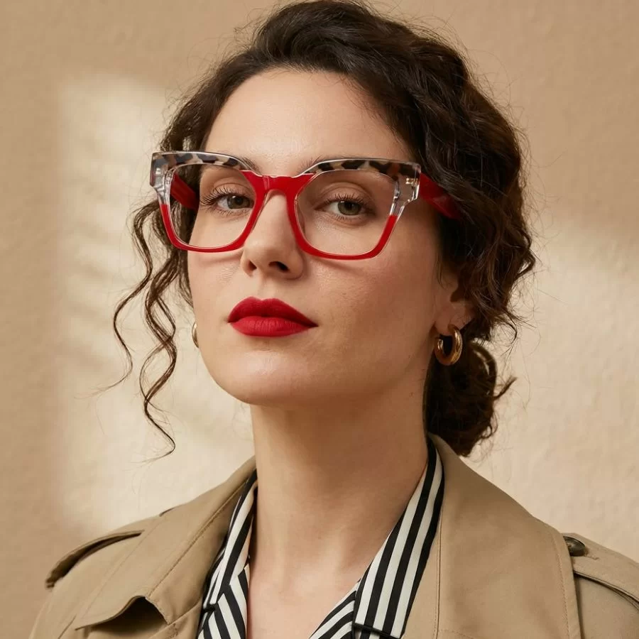 Kính mắt mèo hợp với khuôn mặt nào? Cách chọn để đeo đẹp hơn (4) Mẫu mặt tròn đeo kính mắt mèo góc cạnh