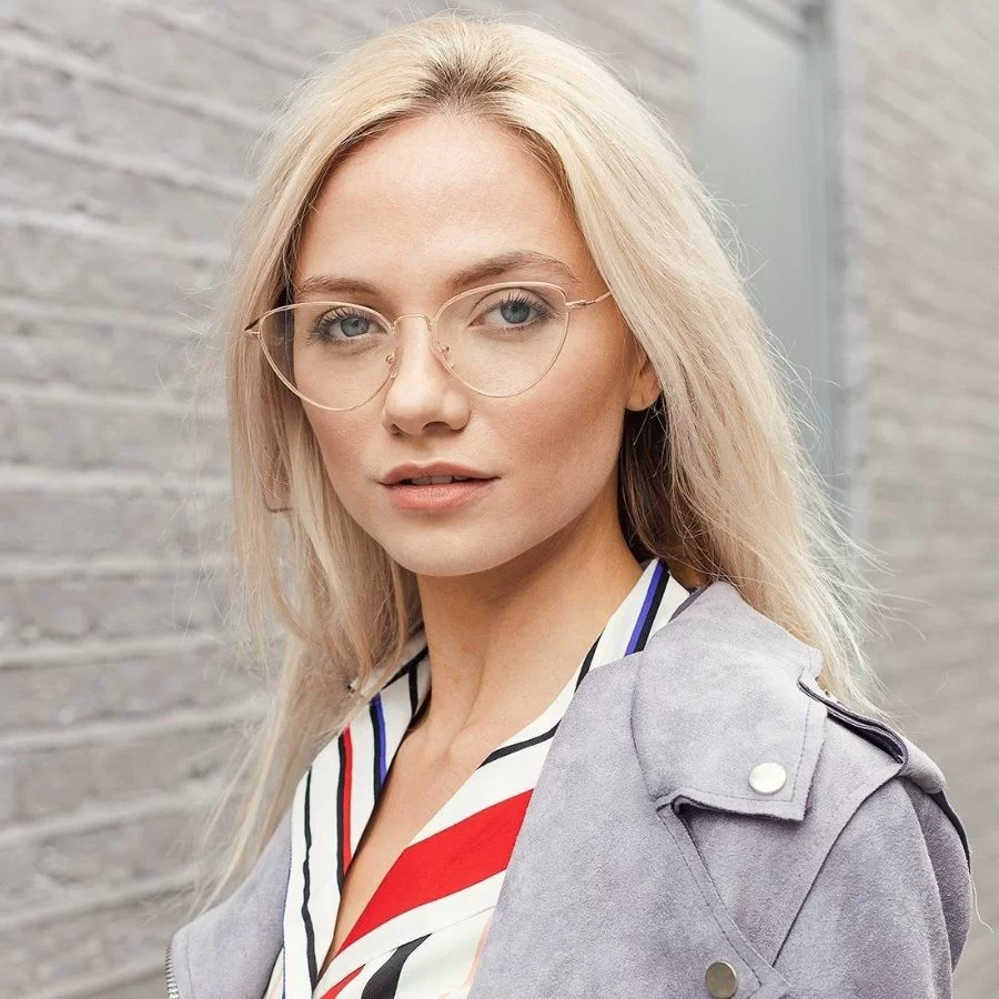 Kính mắt mèo hợp với khuôn mặt nào? Cách chọn để đeo đẹp hơn (5) Mẫu mặt vuông đeo kính mắt mèo bo cong