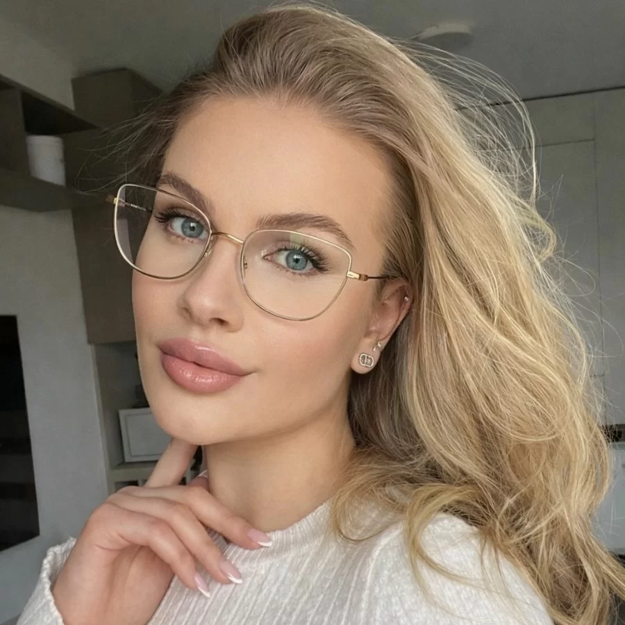 Kính mắt mèo hợp với khuôn mặt nào? Cách chọn để đeo đẹp hơn (7) Mẫu mặt kim cương đeo kính mắt mèo bo cong