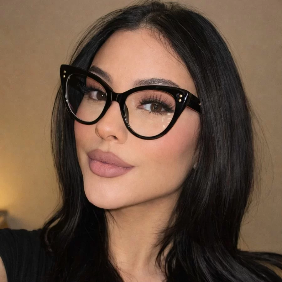 Kính mắt mèo hợp với khuôn mặt nào? Cách chọn để đeo đẹp hơn (8) Mẫu mặt trái tim đeo kính mắt mèo rộng