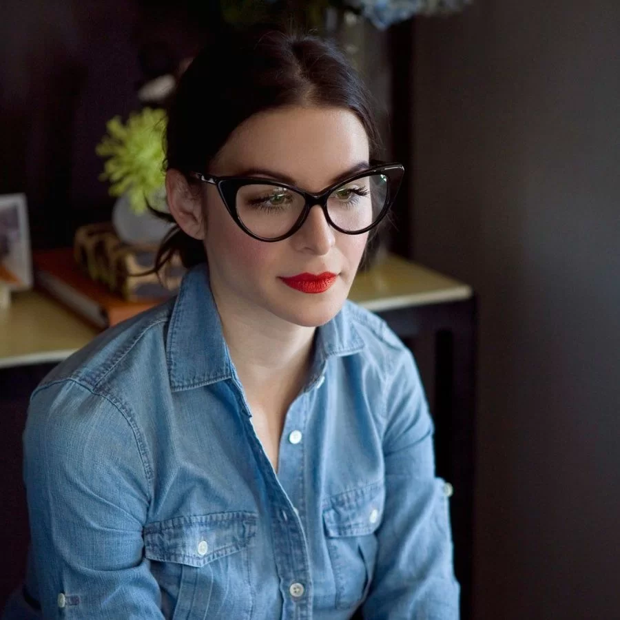 Kính mắt mèo hợp với khuôn mặt nào? Cách chọn để đeo đẹp hơn (10) Mẫu mặt tam giác đeo kính mắt mèo tam giác ngược