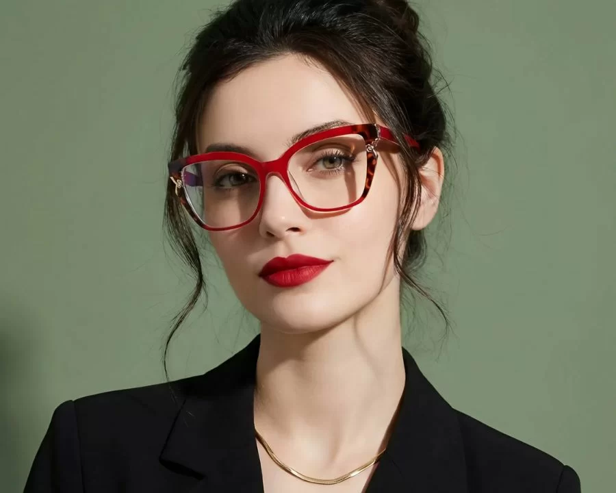 kính mắt mèo tôn nét sắc sảo của nhiều dáng mặt