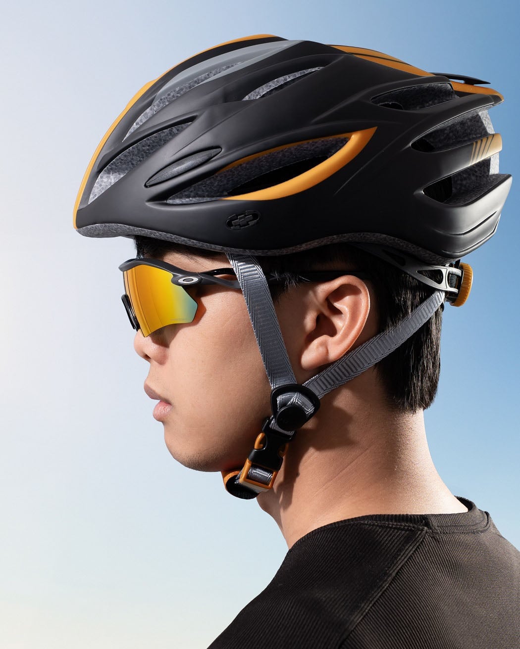 Oakley là thương hiệu kính mát hiệu suất cao