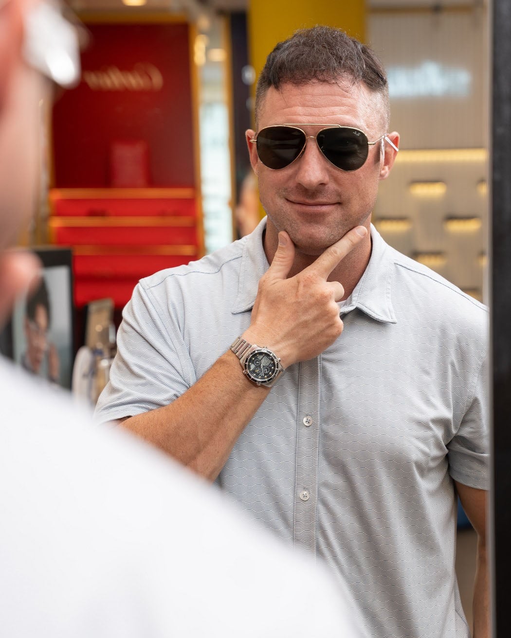 Dáng kính mát Aviator giúp làm mềm các đường nét góc cạnh trên khuôn mặt