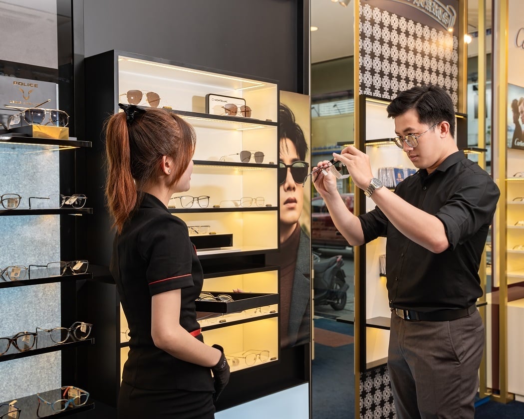 Khách hàng trải nghiệm mua kính mát nam tại showroom
