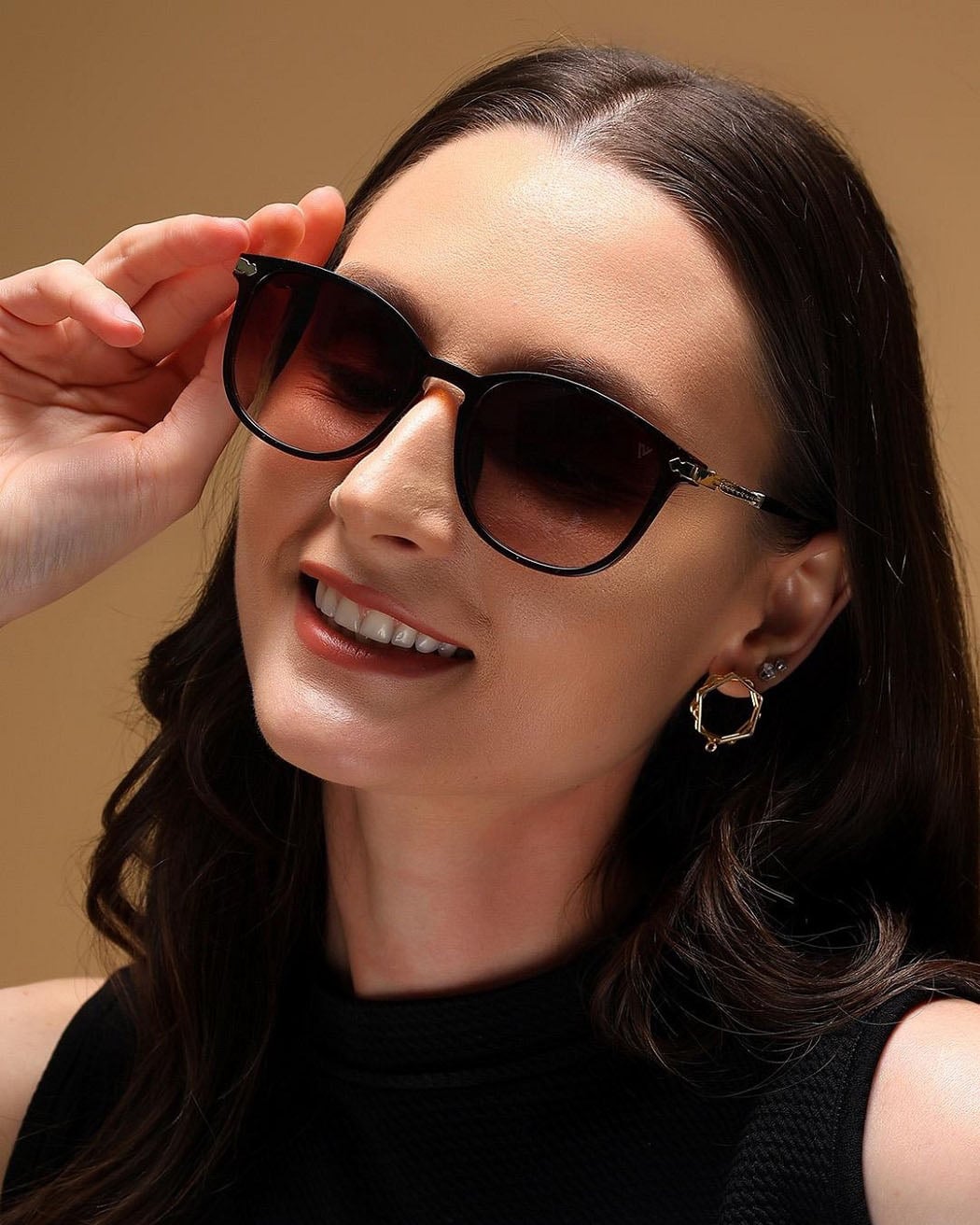 Nữ giới mặt trái xoan có thể thử nghiệm nhiều kiểu dáng kính mát khác nhau